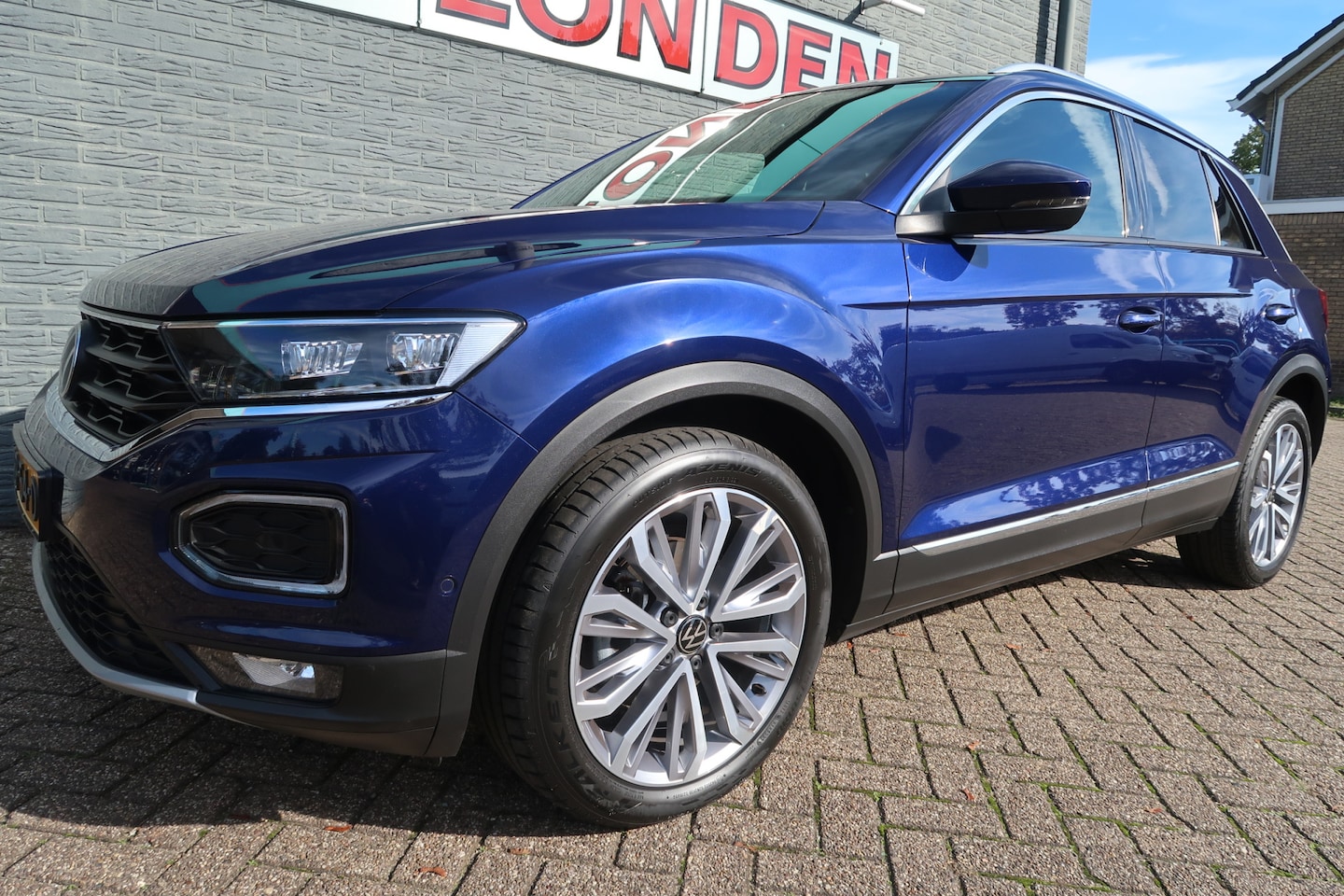 Volkswagen T-Roc - 1.5 TSI Sport Business R Eerste eigenaar Autopas aanwezig - AutoWereld.nl