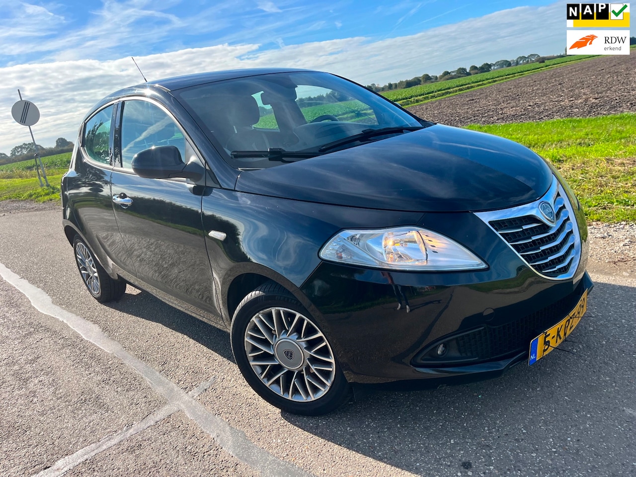 Lancia Y(psilon) - Ypsilon 0.9 TwinAir Silver / 112.000 nap! 2013 - AutoWereld.nl