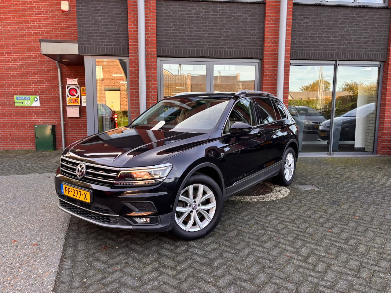 Volkswagen Tiguan - 2.0 TSI 4Motion Highline | Pano/Schuifdak | Automaat | 360" Camera | Adaptive | Stoelverwa - AutoWereld.nl