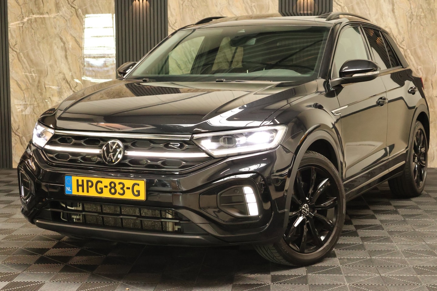 Volkswagen T-Roc - 2.0 TSI 4Motion 3x R-Line | Pano | Camera | IQ light | Beats - AutoWereld.nl