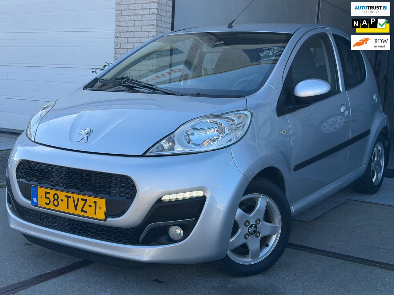 Peugeot 107 - 1.0 Active/ AUTOMAAT/ nap/ 2e EIG/ dealeronderhouden/ 1jaar apk/ airco/ EL-ramen/ zeer net - AutoWereld.nl