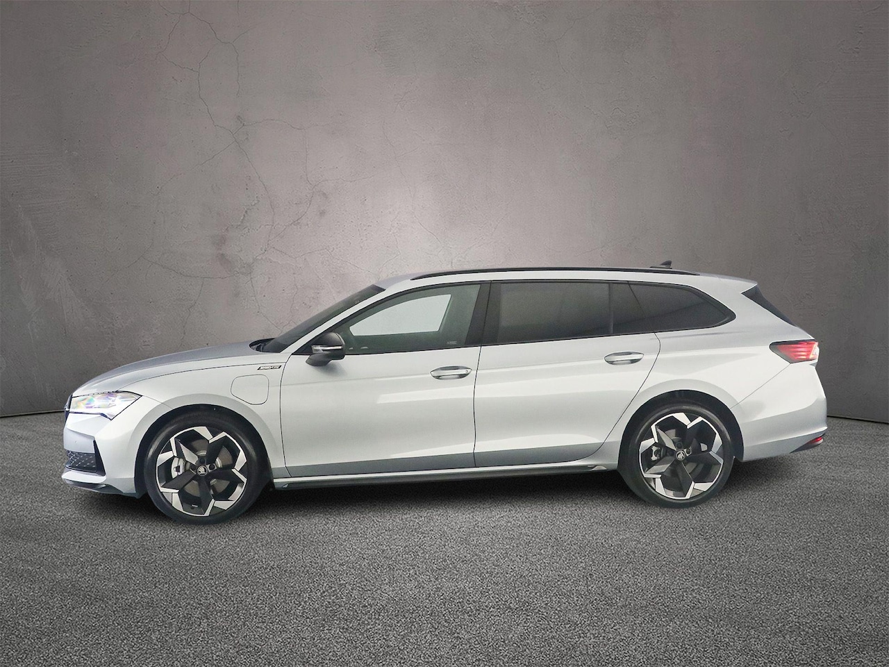 Skoda Superb - Sportline Business 1.5 TSI PHEV 204pk DSG Automaat Trekhaak, Adaptive cruise control, LED - AutoWereld.nl