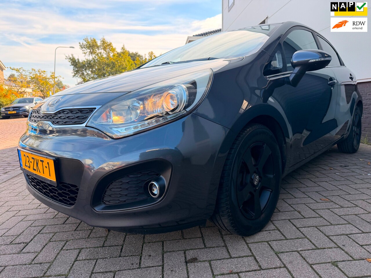 Kia Rio - 1.2 CVVT Design Edition/Cruise-c/Led/PDC/Volledig onderhouden/Bluetooth/Trekhaak - AutoWereld.nl