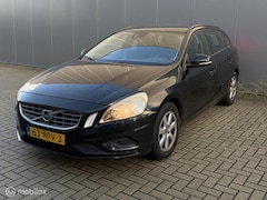 Volvo V60 - 1.6 T3 Kinetic, Airco, PDC, E-drive, Lees tekst