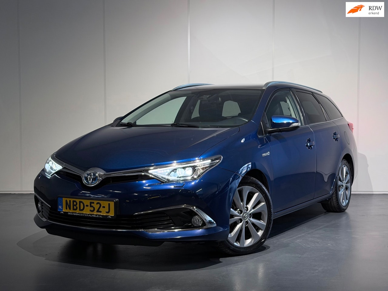 Toyota Auris - 1.8 Hybrid Black Edition /Clima/Cruise/PANO/LED/Keyless/BOTS/LaneAss/Camera/LMV - AutoWereld.nl