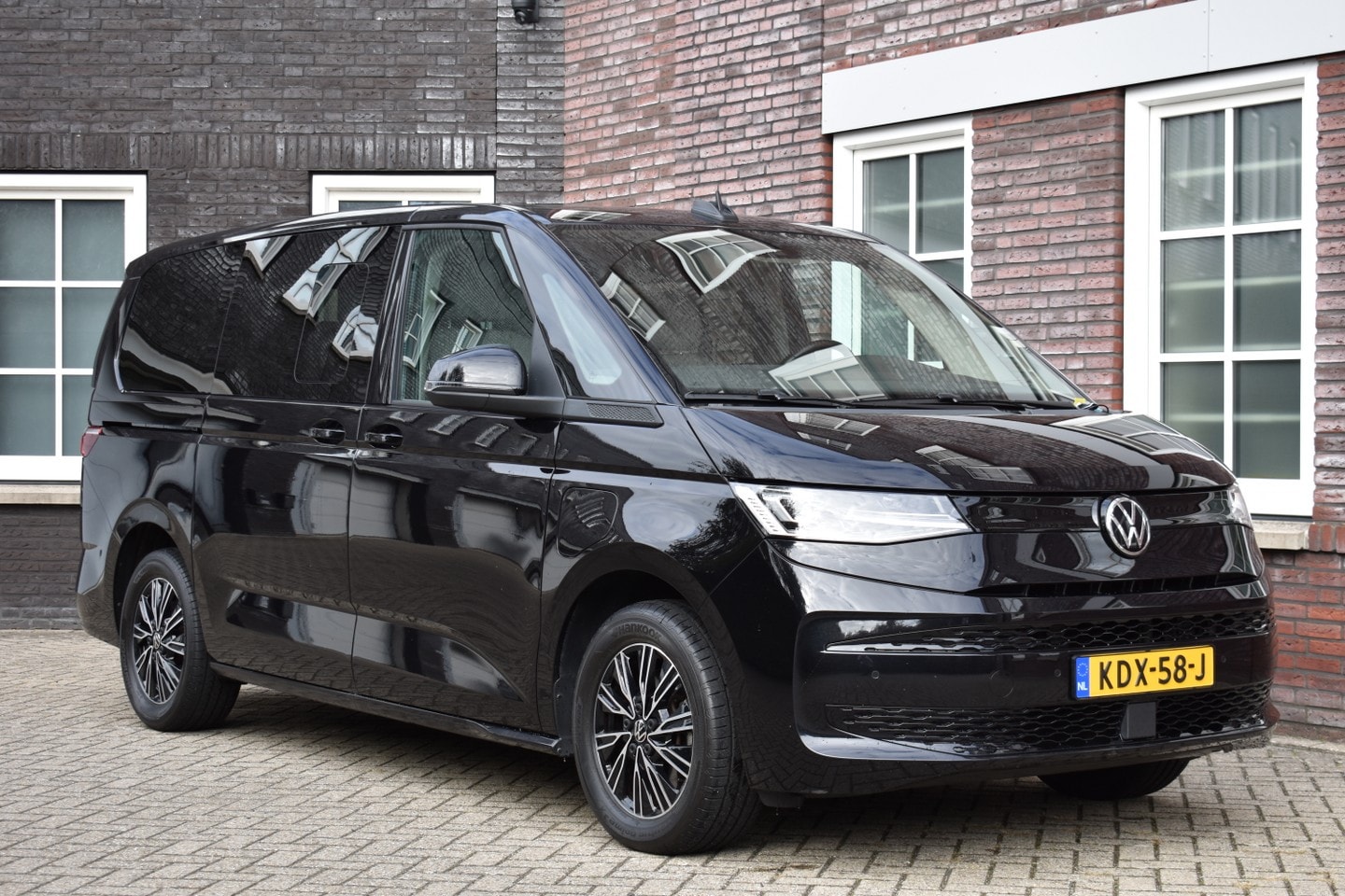 Volkswagen Multivan - Panoramadak - Trekhaak-Verwarmde stoelen Wij zijn op afspraak geopend! Graag bellen voor u - AutoWereld.nl