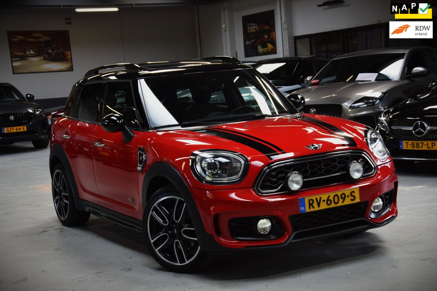 MINI Countryman - 2.0 Cooper S ALL4 Chili JCW Pakket|Panoramadak|Org.NL|1e Eig.|Dealer onderhouden - AutoWereld.nl