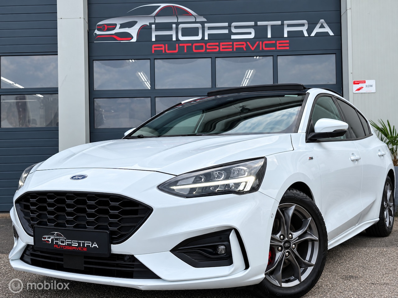 Ford Focus - 1.0 EcoBoost ST Line Automaat Pano Camera Winterpack - AutoWereld.nl