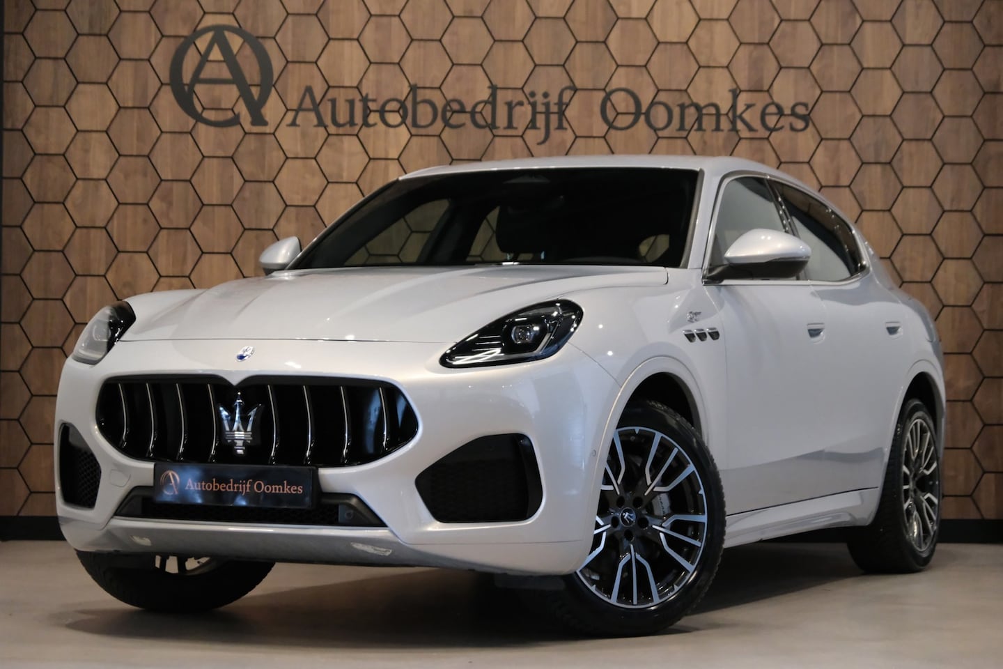 Maserati Grecale - 2.0 MHEV GT |12.313km UNIEK| Alcantara Dakhemel/Leder/Fabrieksgarantie *NIEUWWAARDIG* - AutoWereld.nl