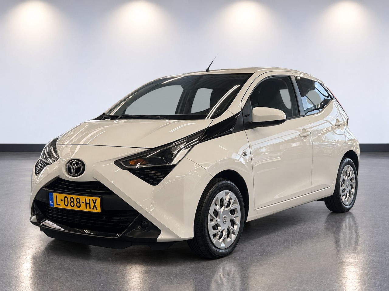 Toyota Aygo - 1.0 VVT-i x-play | Achteruitrijcamera | Apple Carplay/Android Auto|telefoonintegratie prem - AutoWereld.nl
