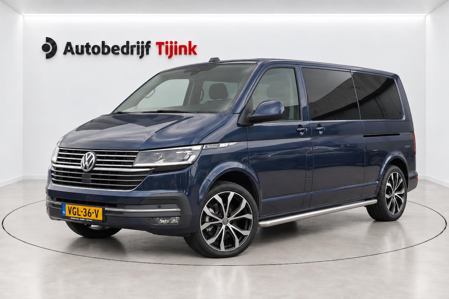 Volkswagen Transporter - 2.0 TDI L2H1 150PK DSG DC Bulli | ACC | 2x Schuifdeur | LED | Virtual | Trekhaak | Sluithu - AutoWereld.nl