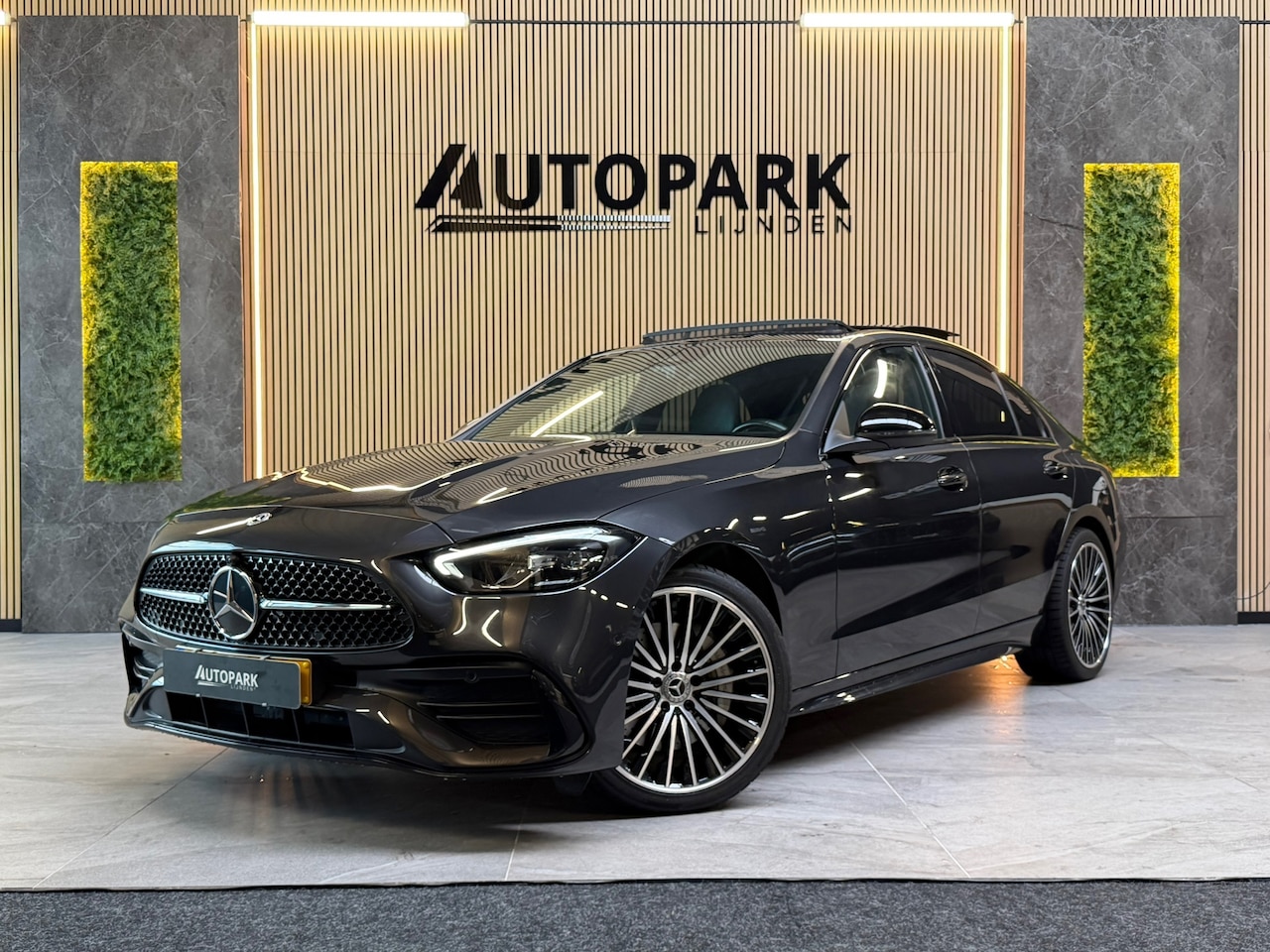 Mercedes-Benz C-klasse - 300 e AMG LINE |PANO|FABRIEKSGARANTIE|SFEERVERLICHTING|GLASCOATING|CARPLAY|DEALER ONDERHOU - AutoWereld.nl