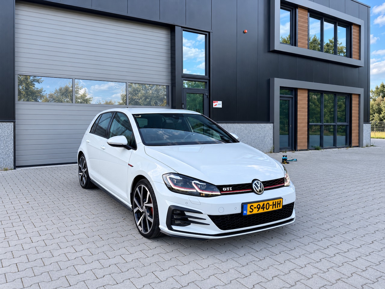 Volkswagen Golf - 2.0 TSI GTI Performance DSG | ACC | Lane | Facelift | 19 inch velgen - AutoWereld.nl