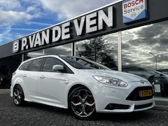 Ford Focus Wagon - 2.0 EcoBoost ST-3 250pk 6-bak | Full Options | Recaro | Leder | Camera | Lane | BLIS | Key