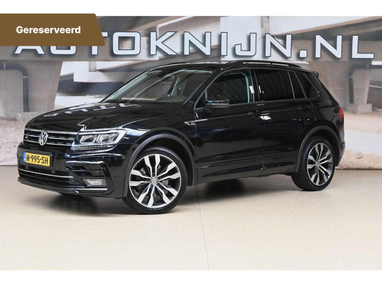 Volkswagen Tiguan - 2.0 TSI 4Motion Highline Business R | DCC | Pano | Trekhaak | Camera | 100% (Dealer) onder - AutoWereld.nl
