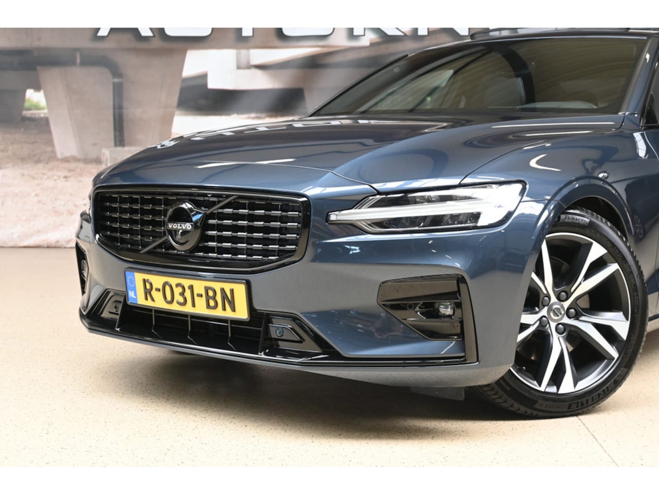 Volvo S60 - 2.0 B4 R-Design | 360° | Pano | Memory | Head-up | 100% (Dealer) onderhouden label - AutoWereld.nl