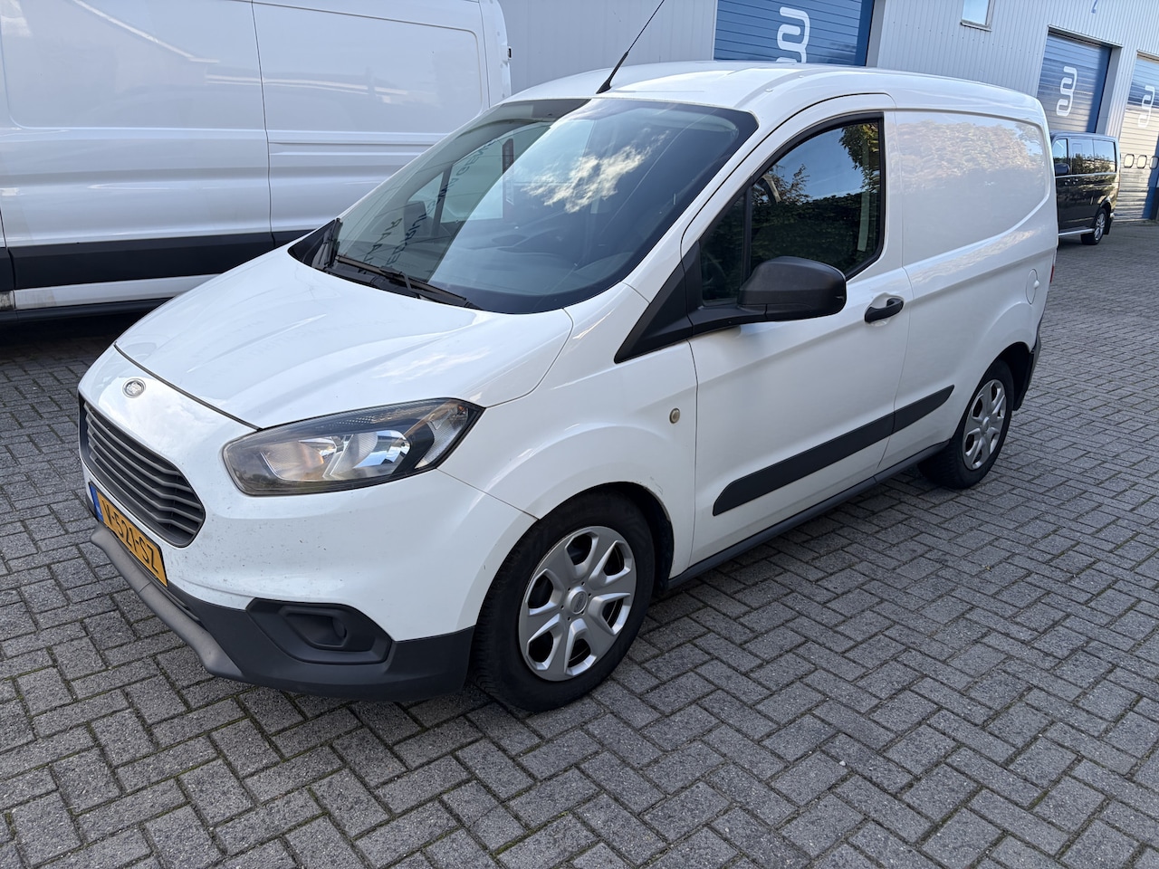 Ford Transit Courier - 1.5 TDCI 75PK Euro6 Ambiente ✓ airco - AutoWereld.nl