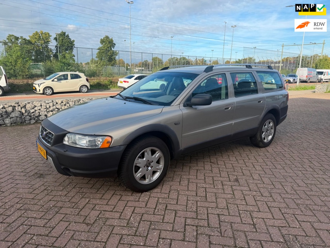 Volvo XC70 - 2.5 T Summum - APK 10-2027 - Automaat - Trekhaak - Carplay- Leder - Dealer onderhouden - AutoWereld.nl