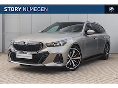 BMW 5-serie Touring - 530e M Sport Automaat / Panoramadak / Trekhaak / Comfortstoelen / Adaptieve LED / Comfort