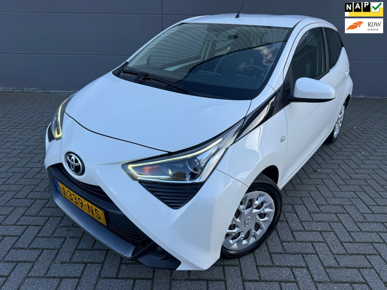 Toyota Aygo - 1.0 VVT-i x-play*CAMERA*NAVI*ELKT-RAAM*AIRCO*APK*NAP - AutoWereld.nl