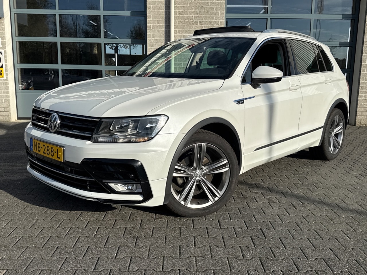 Volkswagen Tiguan - 1.4 TSI ACT Connected Series |TREKHAAK|SCHUIFDAK| - AutoWereld.nl