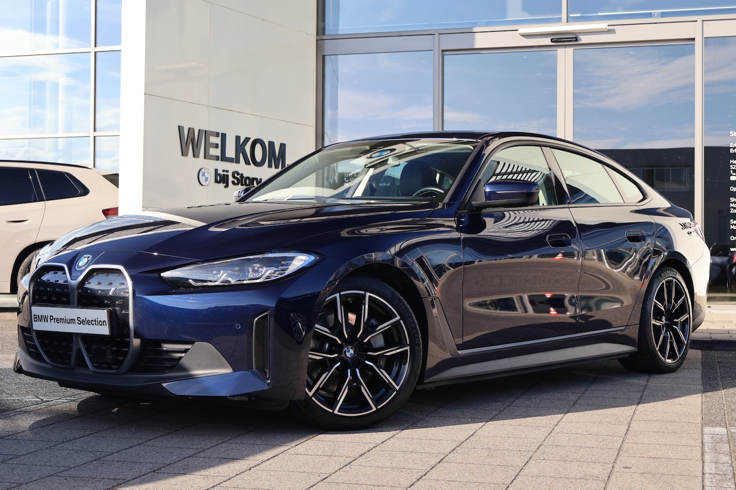 BMW i4 - eDrive40 / Trekhaak / Achteruitrijcamera / Stoelverwarming / Comfort Access / Live Cockpit - AutoWereld.nl