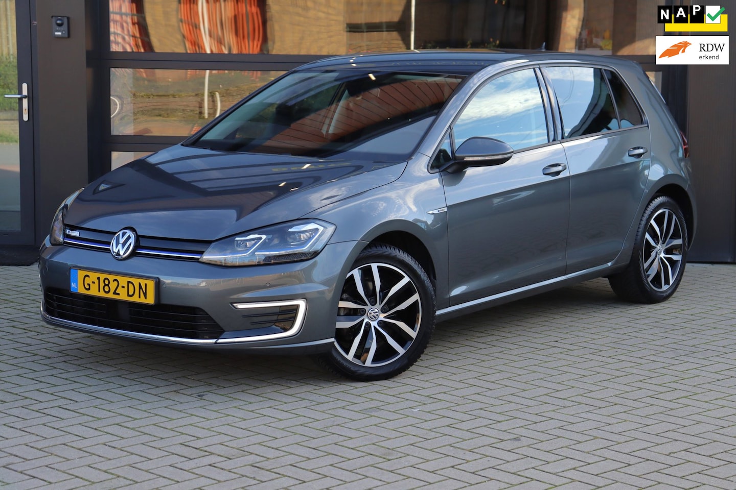 Volkswagen e-Golf - E-Golf |NAP | SOH 90% | Camera | Virtual Cockpit | Adaptive Cruise | Navi | Apple Carplay - AutoWereld.nl