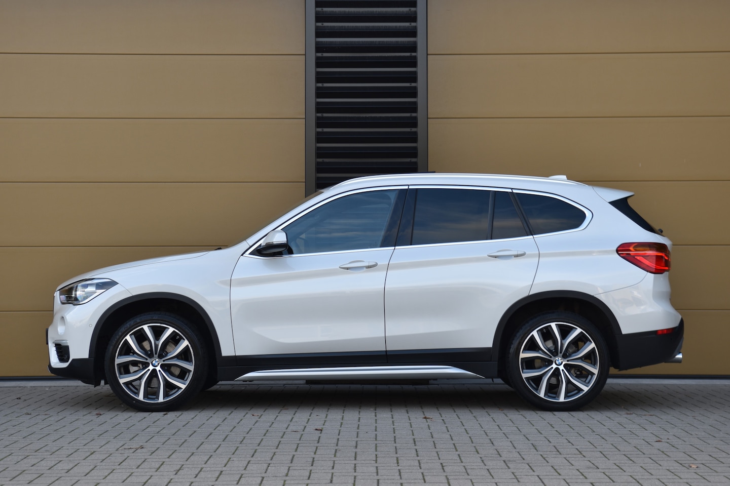 BMW X1 - sDrive20i Orange Edition II * Head-up * Panoramadak * Stoelmemory * Camera * Trekhaak * - AutoWereld.nl