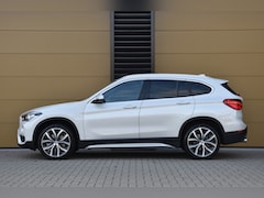 BMW X1 - sDrive20i Orange Edition II * Head-up * Panoramadak * Stoelmemory * Camera * Trekhaak