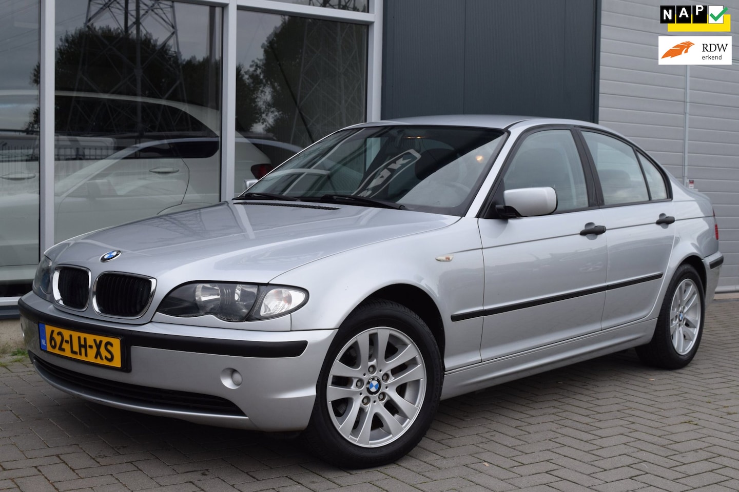 BMW 3-serie - 316i Black & Silver | Airco | Cruise | NAP + APK 10-2027 - AutoWereld.nl