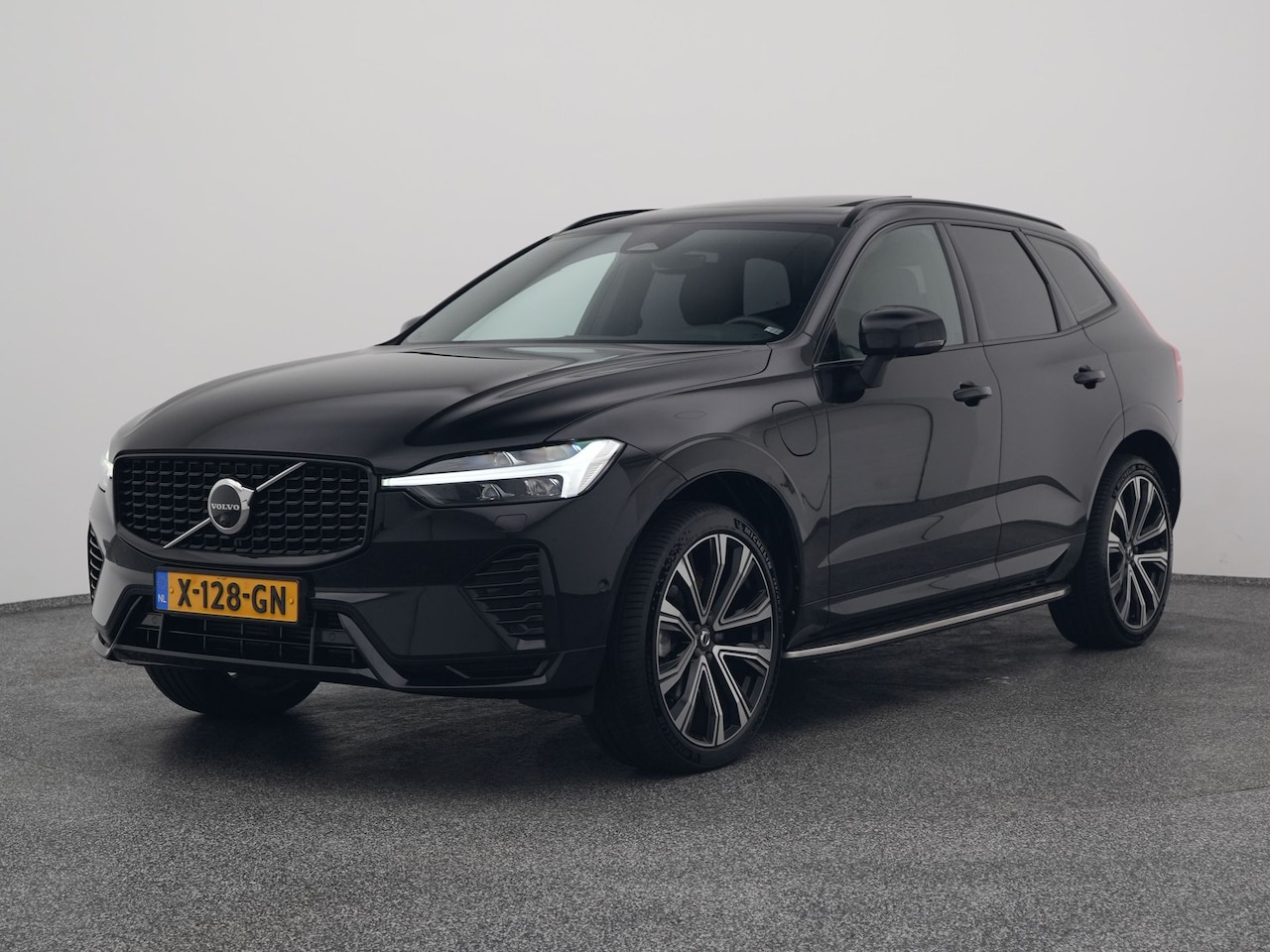Volvo XC60 - 2.0 T6 Plug-in hybrid AWD Plus Dark | PANO | 360° | ADAPTIVE | H&K | STOELVENT. | STOEL- E - AutoWereld.nl