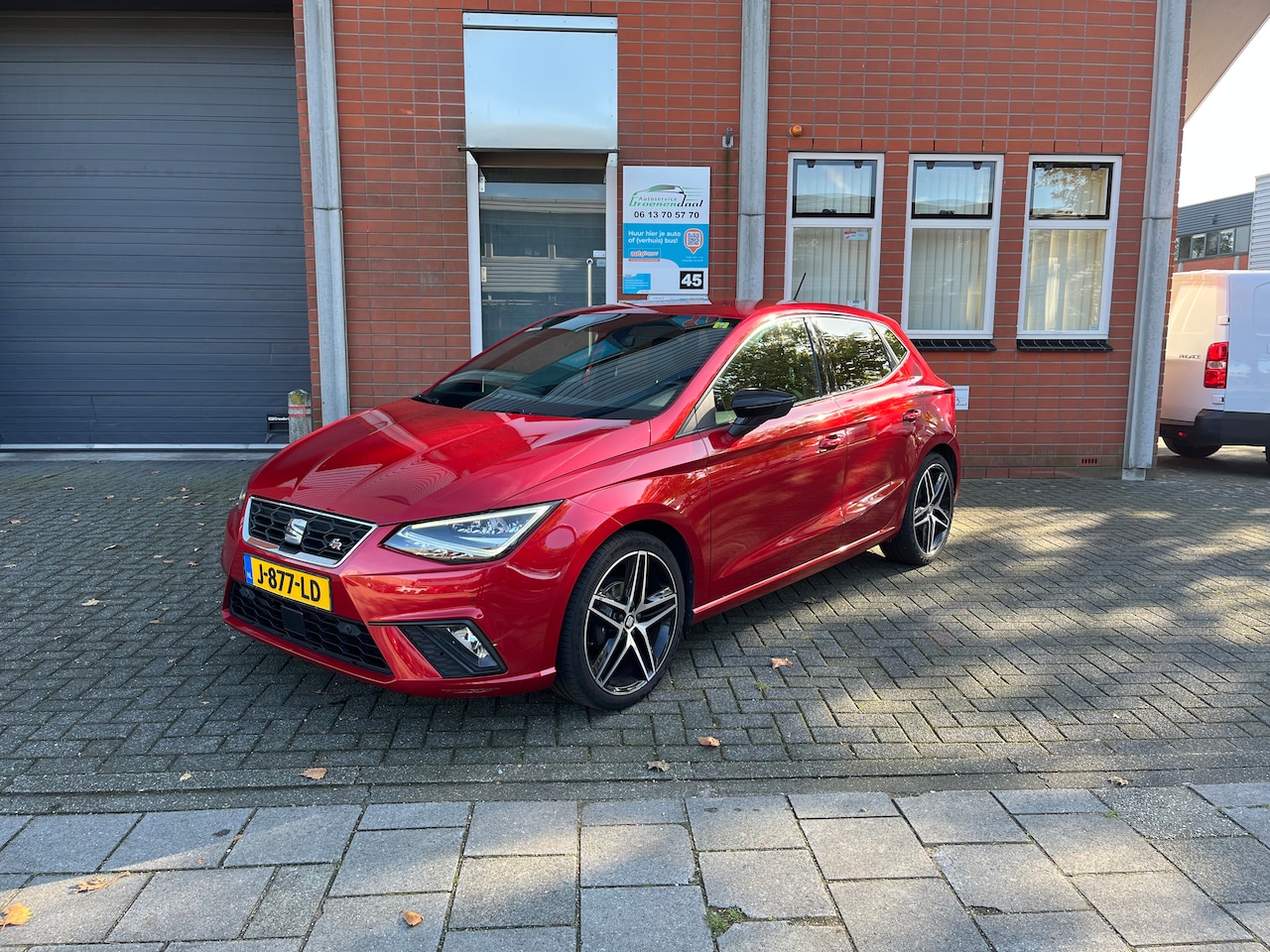 SEAT Ibiza - 1.0 TSI FR Business Intense De onderhoudshistorie is online geregistreerd bij de dealer en er ligt een uitdraai in de - AutoWereld.nl