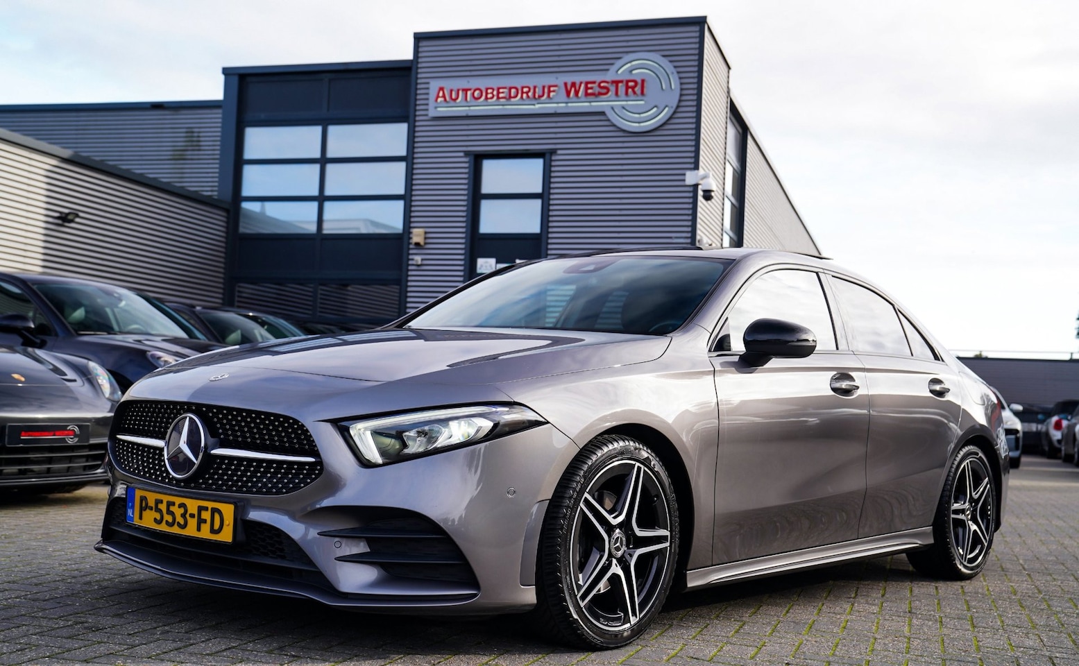 Mercedes-Benz A-klasse - 180 Premium Plus | Stoelverwarming | Panorama dak | Achteruitrijcamera | Digitaal dashboar - AutoWereld.nl