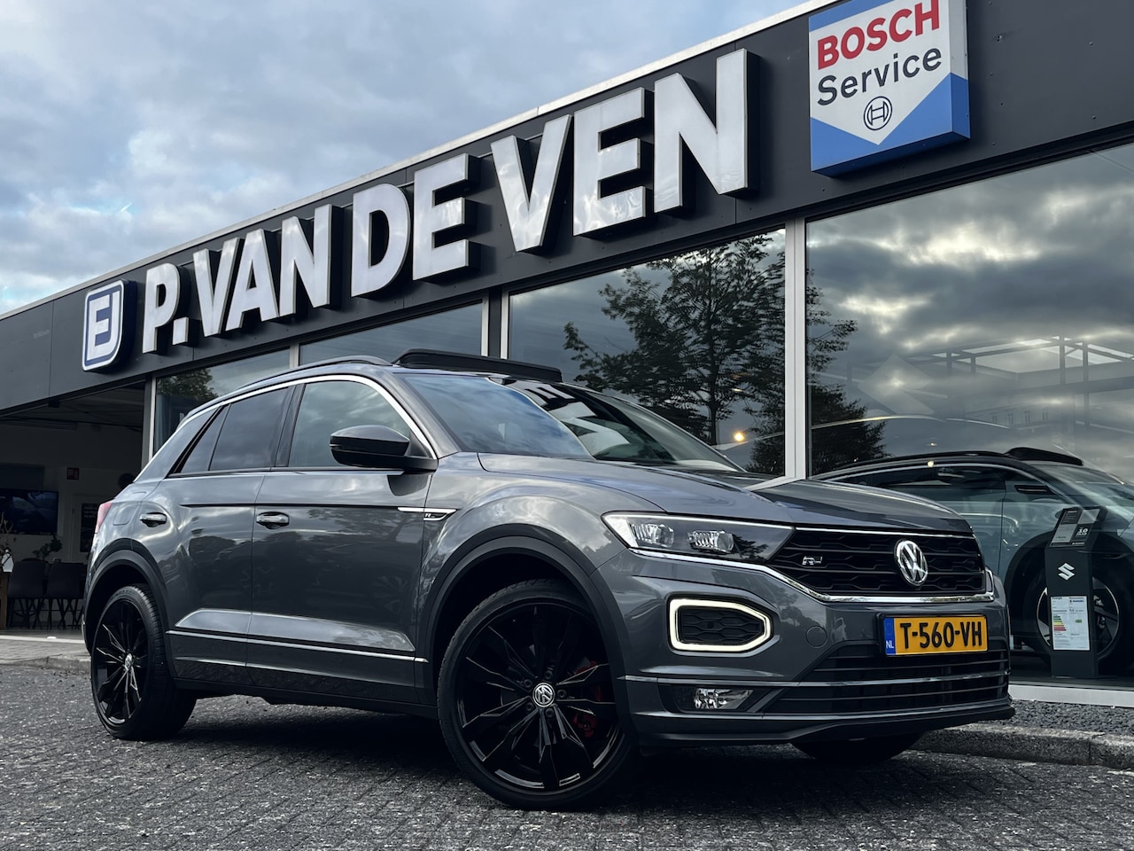 Volkswagen T-Roc - 2.0 TSI 4Motion Sport Business R 190pk Automaat | Panoramadak | Adapt. Cruise | Afn. trekh - AutoWereld.nl