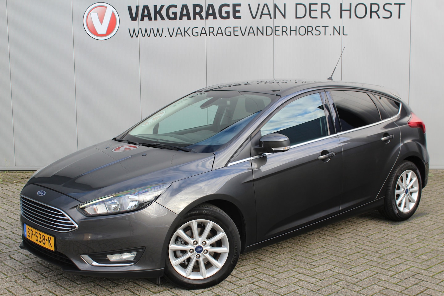 Ford Focus - 1.0-125pk Titanium. Erg goed onderhouden, correct nette Ford Focus hatchback. Autm. airco - AutoWereld.nl