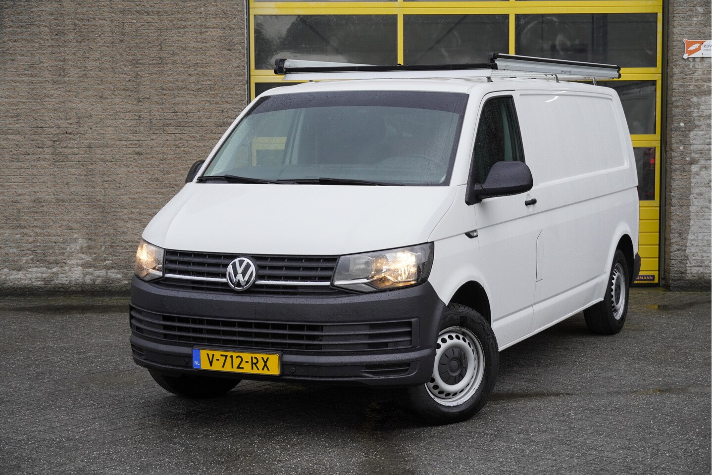 Volkswagen Transporter - 2.0 TDI L2H1 BJ2018 Pdc | Trekhaak | Airco | Cruise control | Tussenschot+Raam | Achterkle - AutoWereld.nl