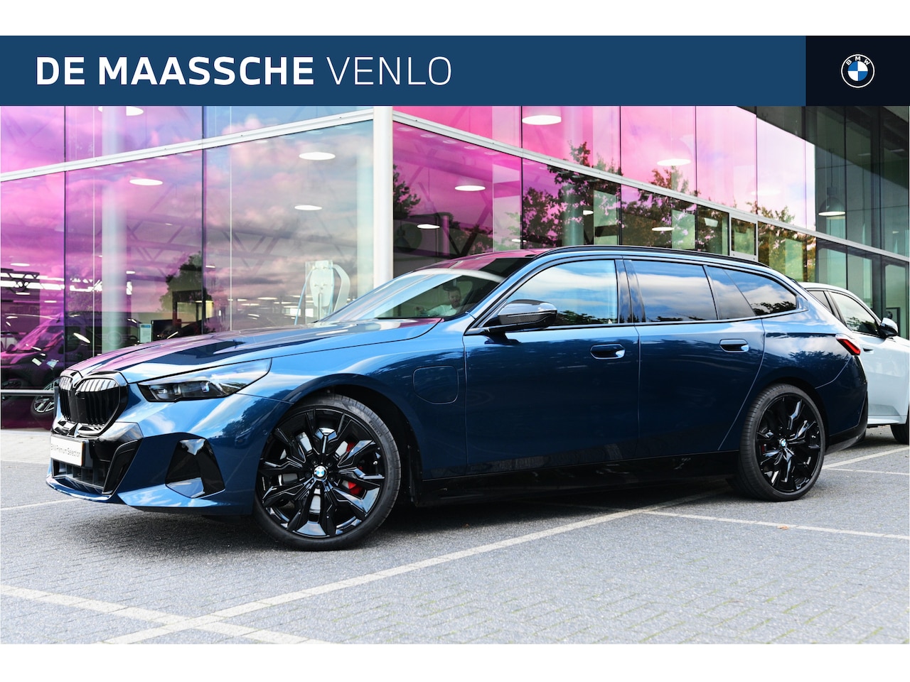 BMW 5-serie Touring - 530e M Sport Automaat / Panoramadak / Trekhaak / Bowers & Wilkins / Comfort Access / M Mul - AutoWereld.nl