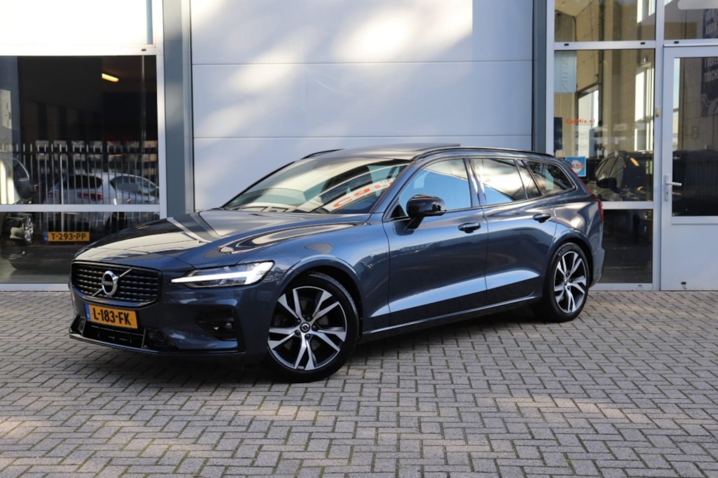 Volvo V60 - 2.0 B3 163PK R-DESIGN/ORIG.NL/HARMAN-KARDON/PAN.DAK/MEMORY-STOELEN/65DKM! - AutoWereld.nl