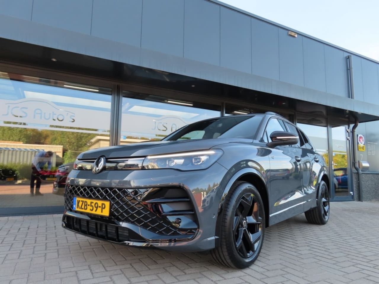 Volkswagen Tiguan - 1.5 eTSI R-Line Leder 19 Inch Led Trekhaak 2025 - AutoWereld.nl