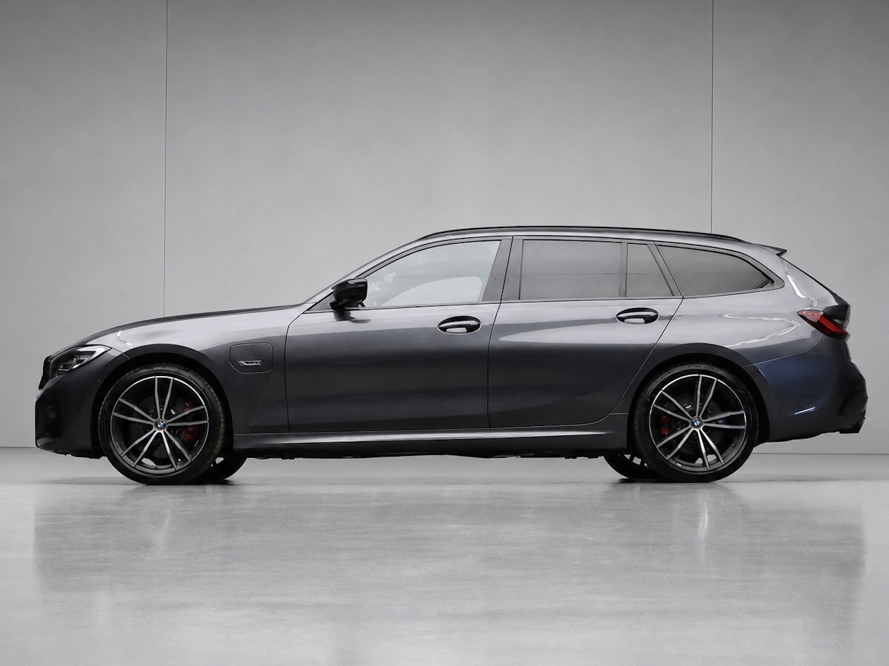 BMW 3-serie Touring - 330e High Executive Sport (PANORAMADAK,APPLE CARPLAY,NAVI,CAMERA,SFEERVERLICHTING,LED,SPOR - AutoWereld.nl