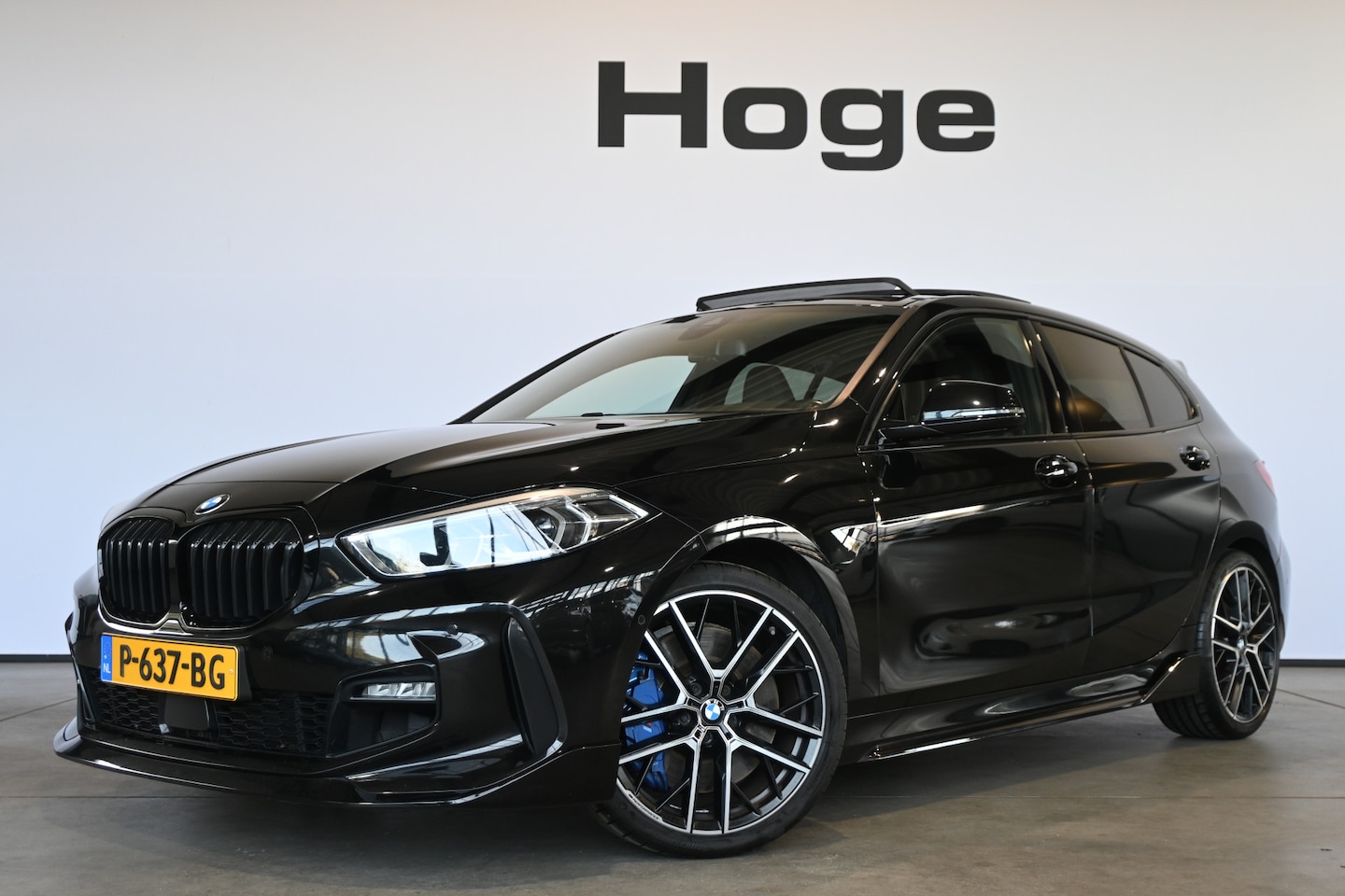 BMW 1-serie - 120i Automaat M - Sport Edition Clima Kuipstoelen Panoramadak LED koplampen 19 Inch Camera - AutoWereld.nl
