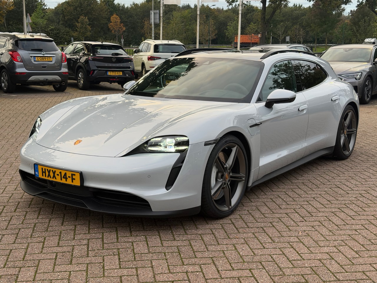 Porsche Taycan Sport Turismo - 4S 93 kWh / SOH 94.5 % / Panoramadak / 360Camera / Head-up / Burmester / 21'' / Luchtverin - AutoWereld.nl