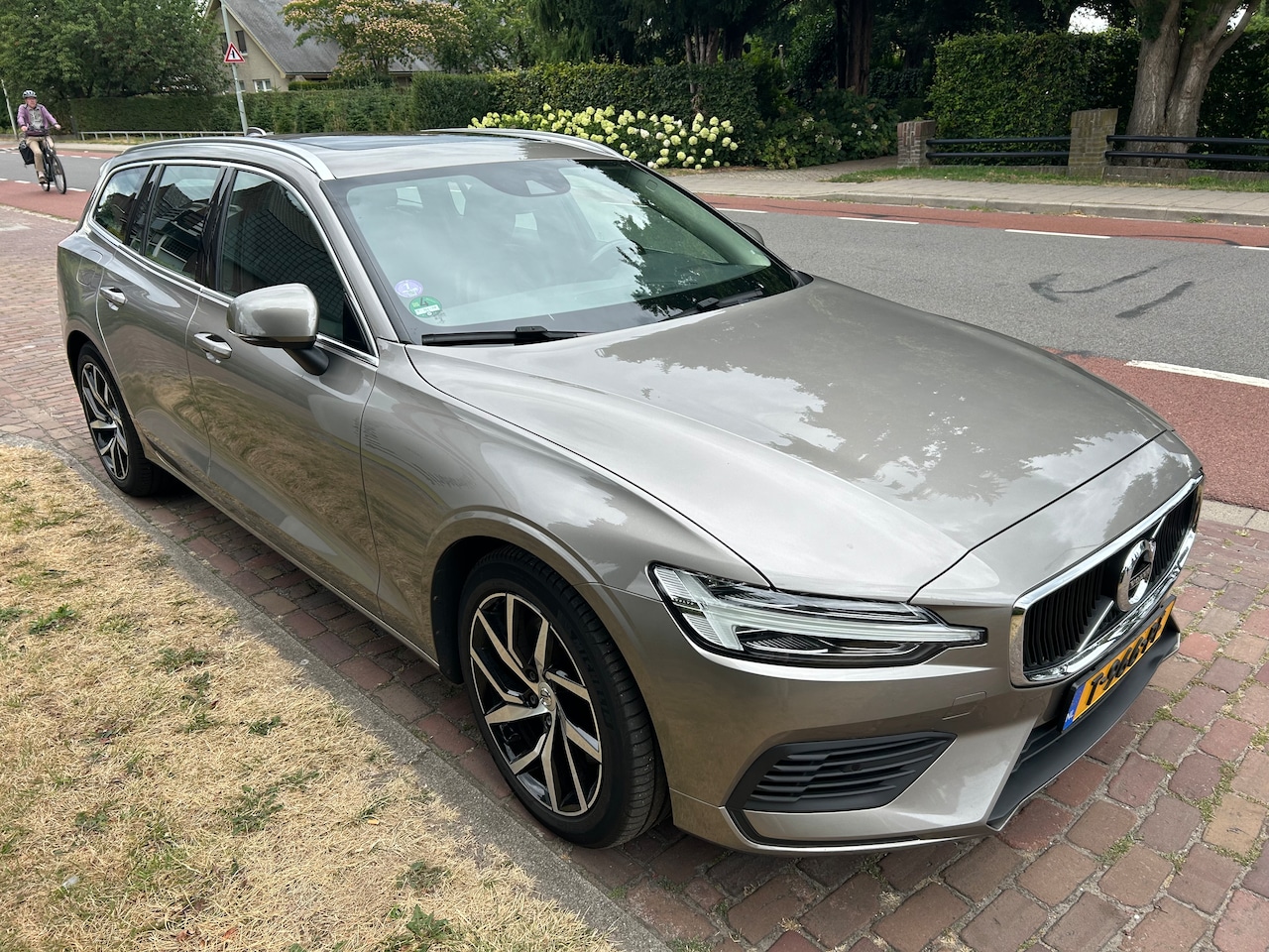 Volvo V60 - 2.0 T6 Twin Engine AWD Momentum Pro THK/LEER/STANDKACHEL/DEALER ONDERHOUDEN - AutoWereld.nl