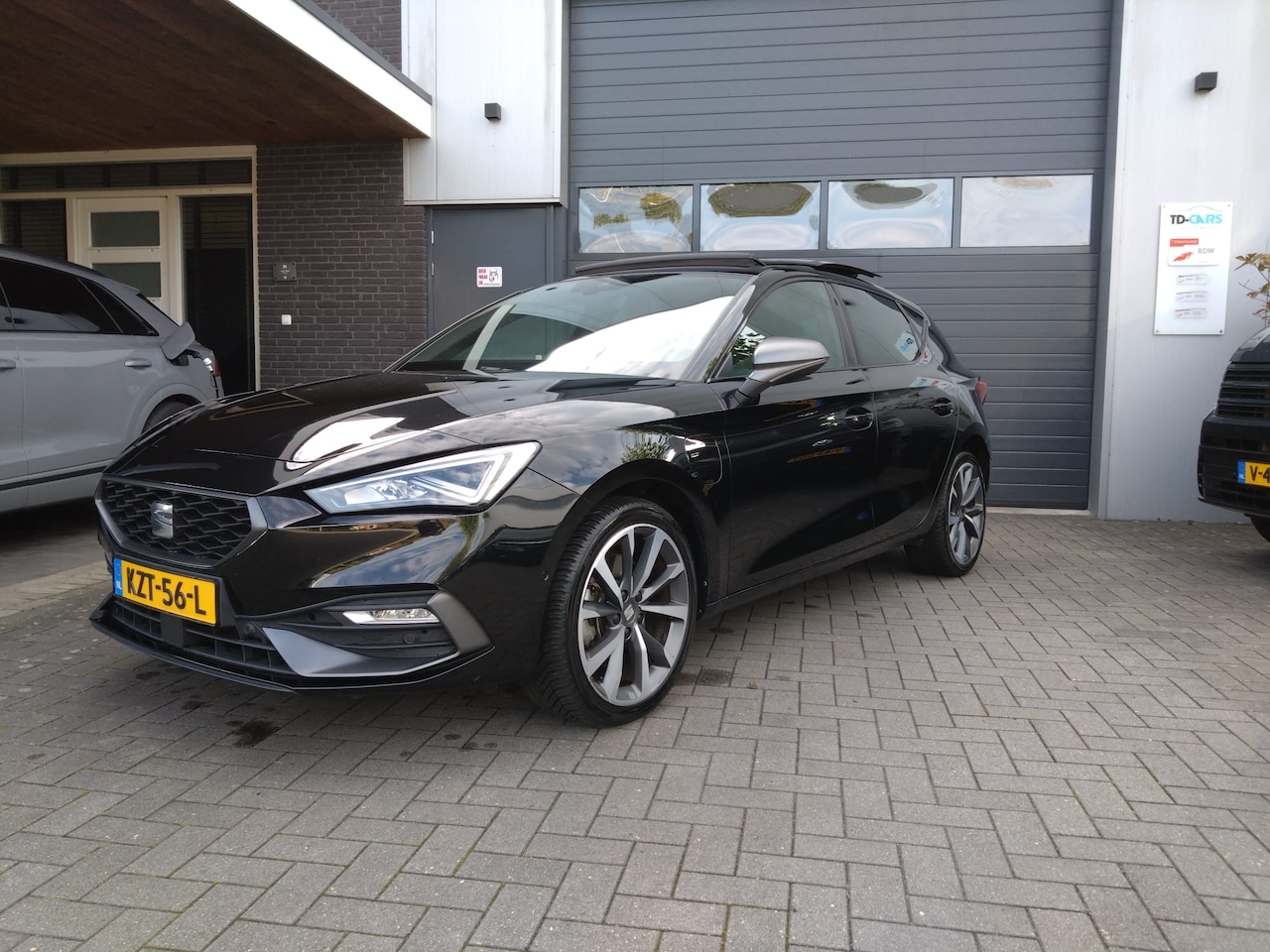 SEAT Leon - 1.4 TSI eHybrid PHEV FR Business Intense 1e eigenaar! *Panorama dak * Allseason banden * - AutoWereld.nl