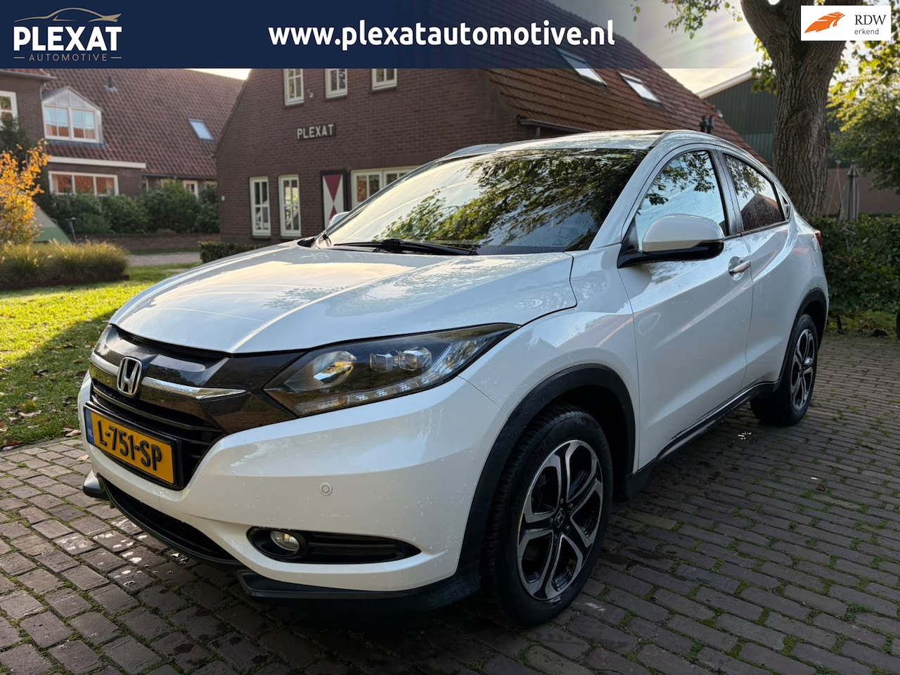 Honda HR-V - 1.5 i-VTEC Executive Aut. | Panorama | Stoelverwarming | Trekhaak | Keyless | Led | Naviga - AutoWereld.nl