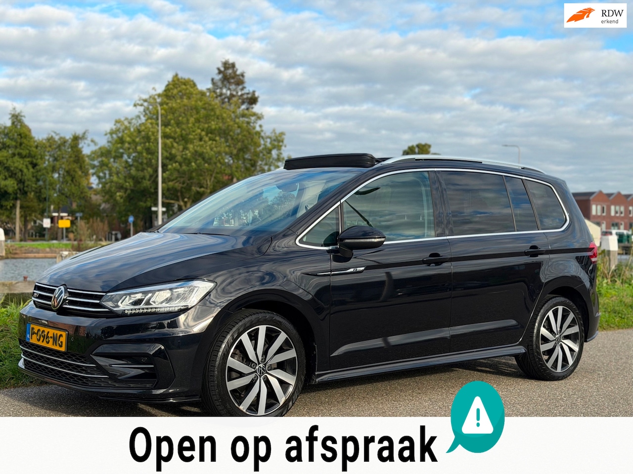 Volkswagen Touran - 1.5 TSI R-LINE 7p PANO VIRTUEL BTW 1EIG DEALER ONDERHOUDEN - AutoWereld.nl