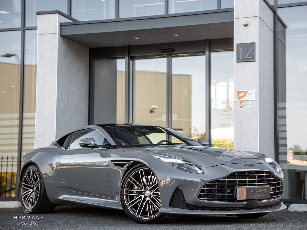 Aston Martin V8 Coupé - DB12 4.0 / Ceramic / Carbon / Bowers & Wilkins / Dark Chrome / Adaptive Damping - AutoWereld.nl