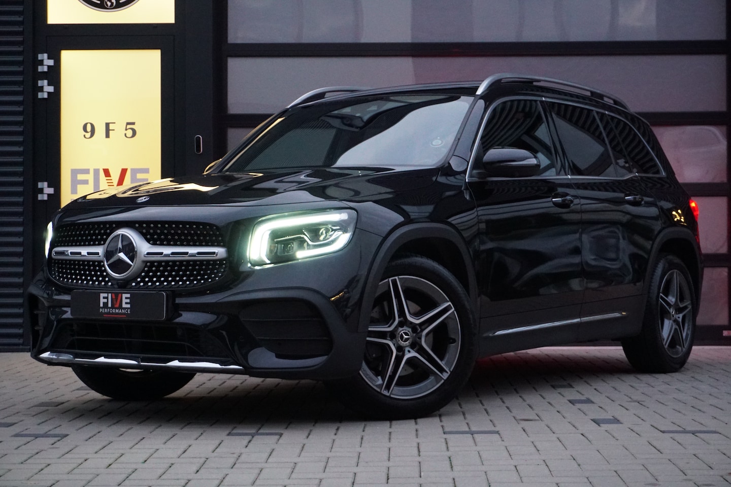 Mercedes-Benz GLB - 200 Premium Plus 7p. Panoramadak / Elek. Stoelen / 360 Camera - AutoWereld.nl