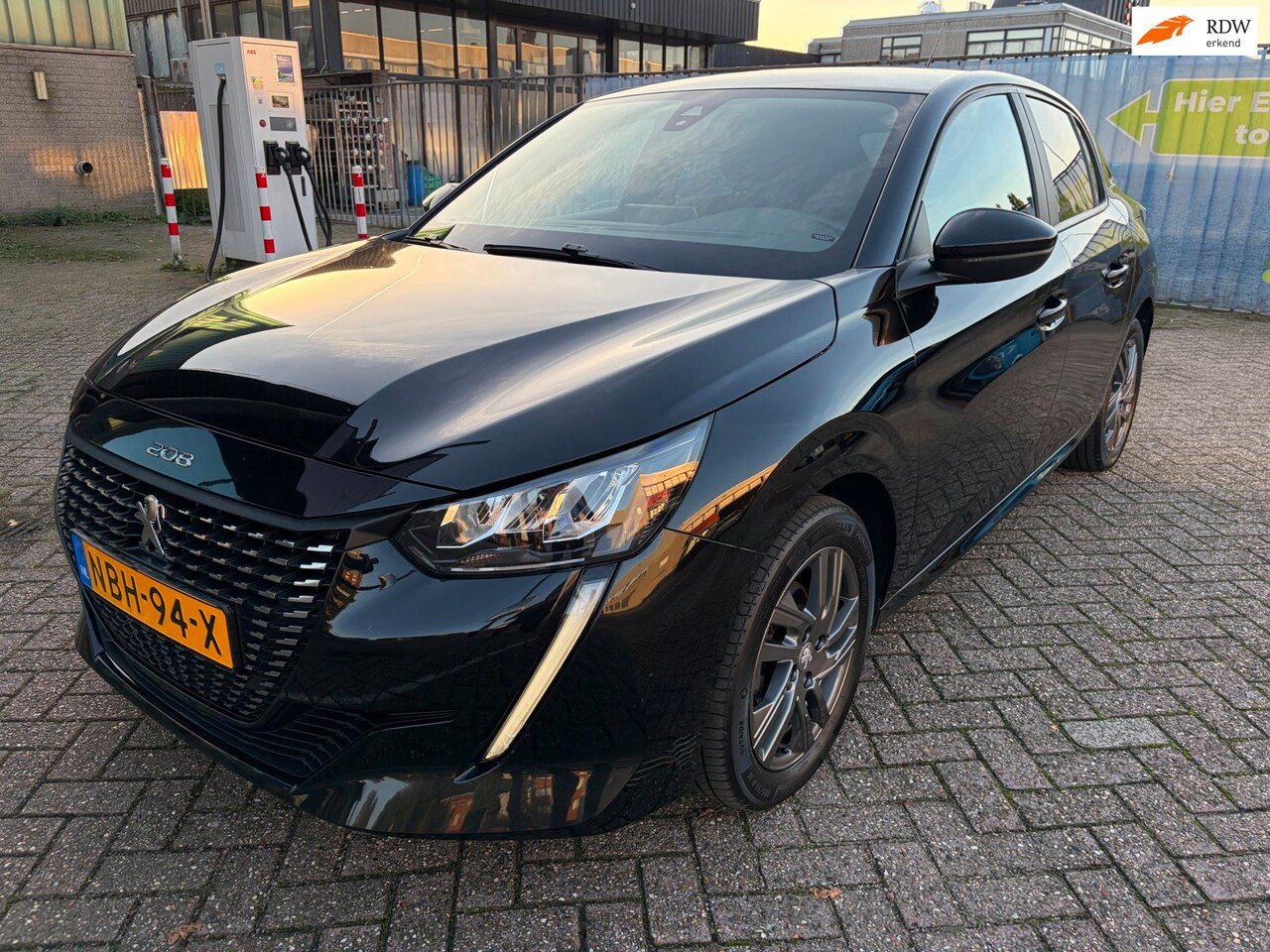 Peugeot 208 - 1.2 PureTech Active Pack / Carplay / Stoelverw. / PDC / LED - AutoWereld.nl