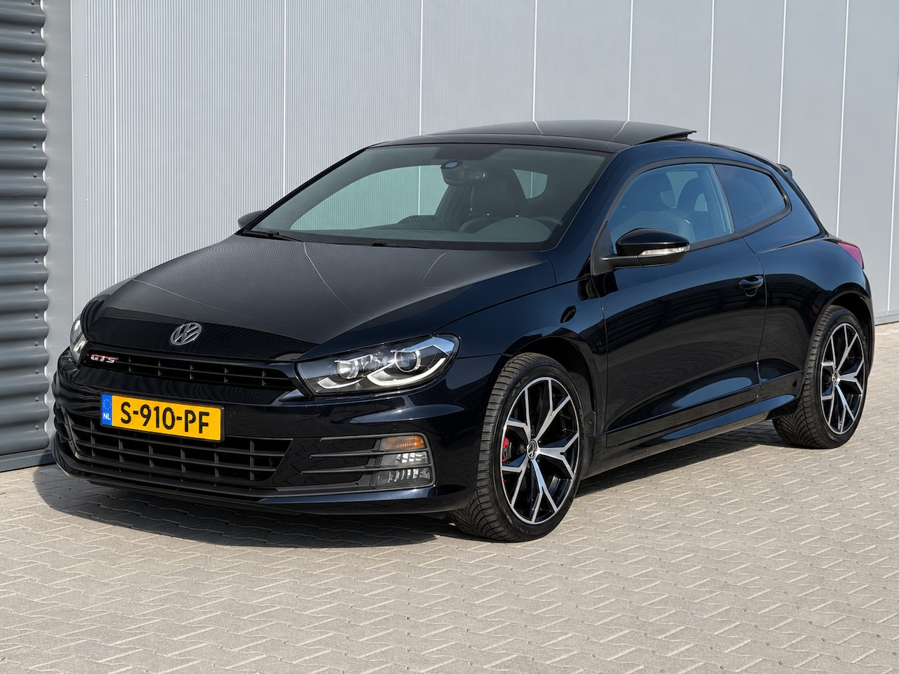 Volkswagen Scirocco - 2.0 TSI GTS - DSG - Pano - Xenon - Navi - AutoWereld.nl
